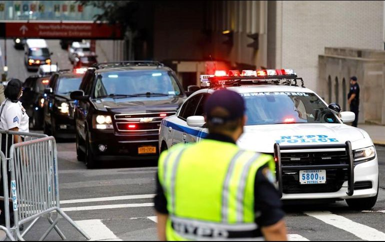 Vista del convoy que traslada al presidente Donald Trump al hospital. EFE/P. Foley