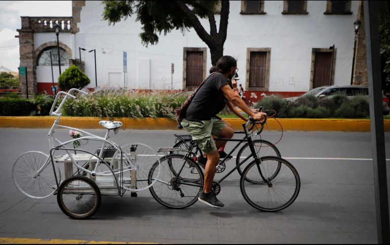 Es la séptima bicicleta que colocan en Avenida Aviación desde 2009. EL INFORMADOR/F. Atilano