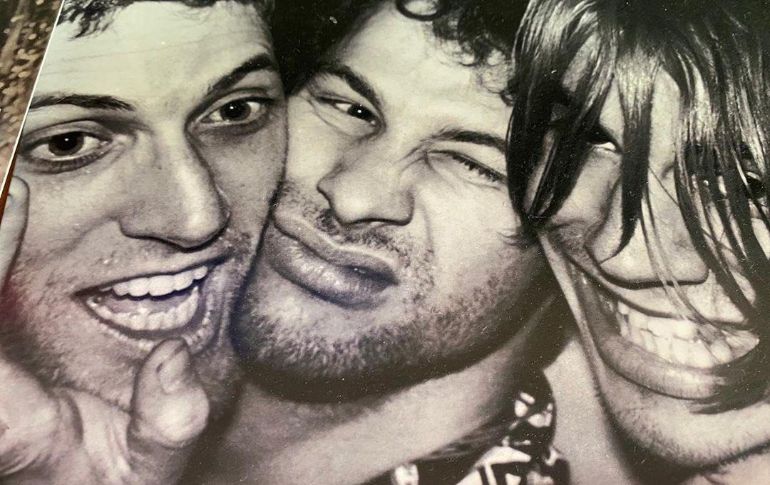 Sherman se unió al grupo en 1983, con el que grabó su primer álbum homónimo ''Red Hot Chili Peppers'' en 1984 y escribió varias de las canciones del segundo disco ''Freaky Styley''. TWITTER / @ChiliPeppers