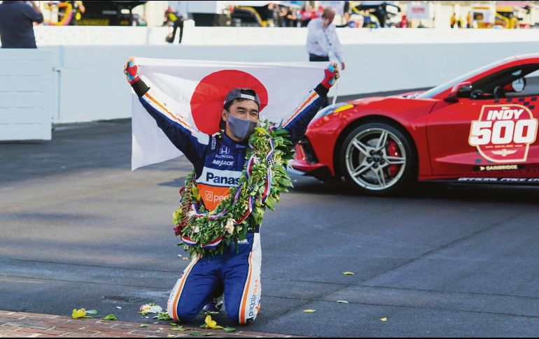 VELOZ. Sato repitió lo hecho en 2017, sin embargo, en esta ocasión cruzó la meta tras el coche de seguridad. AP • M. Conroy