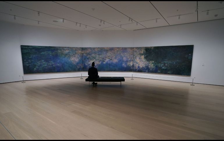 Un hombre mira plácidamente un cuadro de Claude Monet, en el MoMA. AFP / T. A. Clary