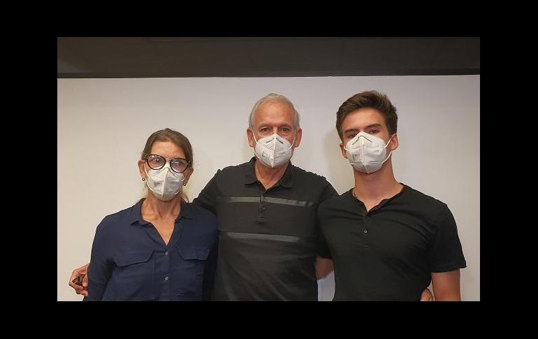 En compañía de su esposa, Maureen, y su hijo Patrick Ortiz, Rafael Ortiz recordó a su hermano como un ser alegre. EL INFORMADOR/N. Gutiérrez