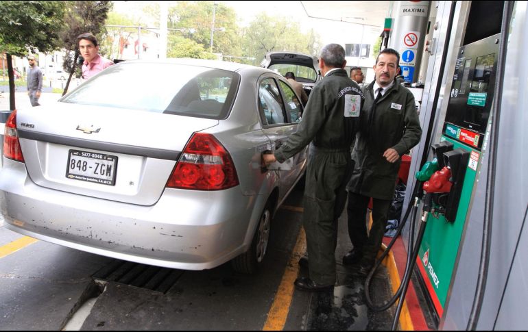 López Obrador  espera que no haya abusos por parte de los gasolineros, y que se den litros de a litro. NTX / ARCHIVO