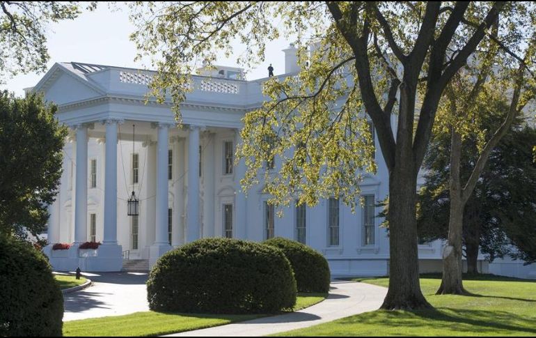 Un miembro del servicio secreto estadounidense vigila desde el tejado de la Casa Blanca, en Washington DC. EFE/ARCHIVO