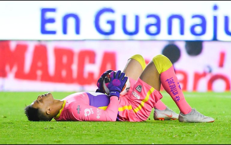 DIEZMADOS. El arquero de los Pumas, Alfredo Talavera se fue expulsado y los universitarios resintieron su baja. IMAGO7