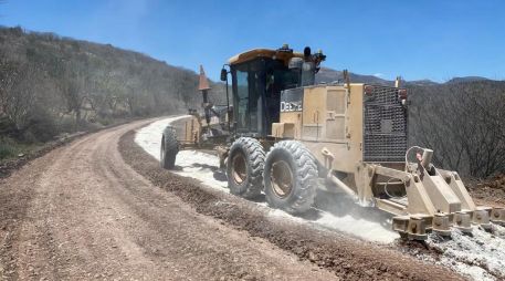 Actualmente, la SCT trabaja aspectos de bacheo, renivelaciones y mantenimiento del asfalto en 25 caminos. ESPECIAL