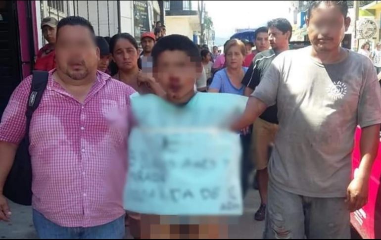 Vecinos de los barrios El Mirador y Buenos Aires desvistieron al joven y lo obligaron a caminar semidesnudo. ESPECIAL