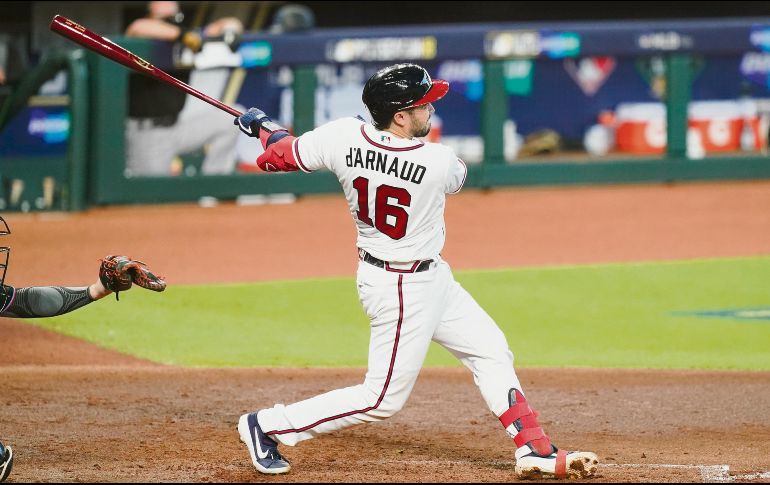 DESTACADO. Travis d'Arnaud volvió a lucir con el madero en el duelo de ayer. AP