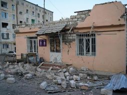 Vista de una vivienda del municipio de Martakert, en Nagorno Karabaj, dañada por la artillería azerbaiyana. EFE/P. González