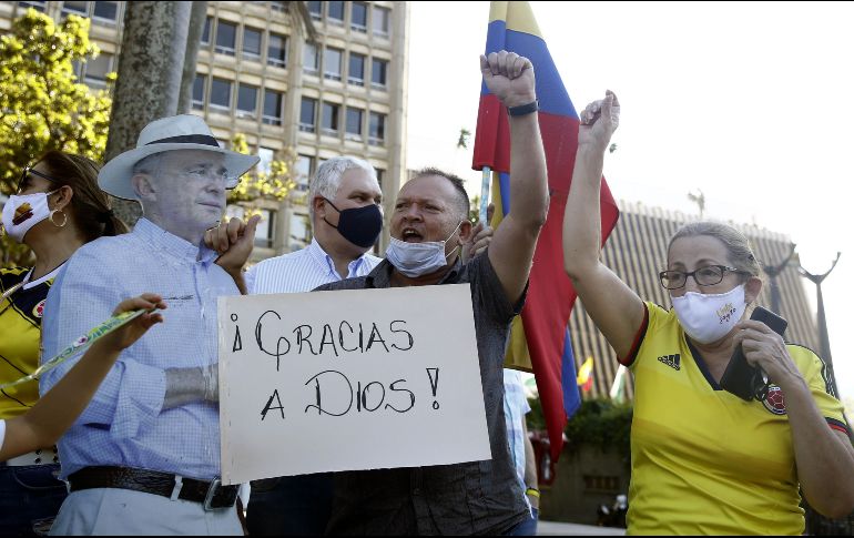 Simpatizantes de Álvaro Uribe festejan la decisión judicial. EFE/L. Noriega