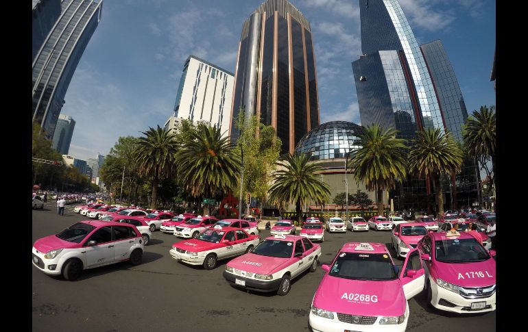 Taxistas protestan contra conductores de las aplicaciones hoy en Ciudad de México. EFE/ J. Pazos