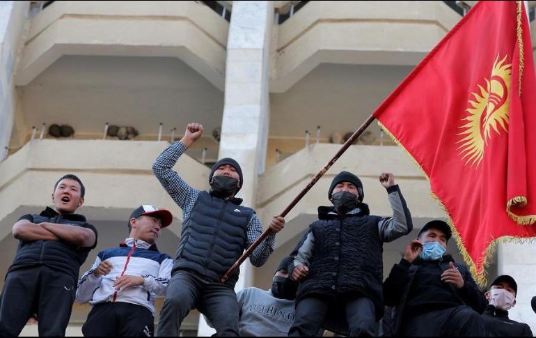 Los simpatizantes del rival de Jeenbekov, el recién designado primer ministro Sadyr Zhaparov, salieron a las calles. EFE/I. Kovalenko