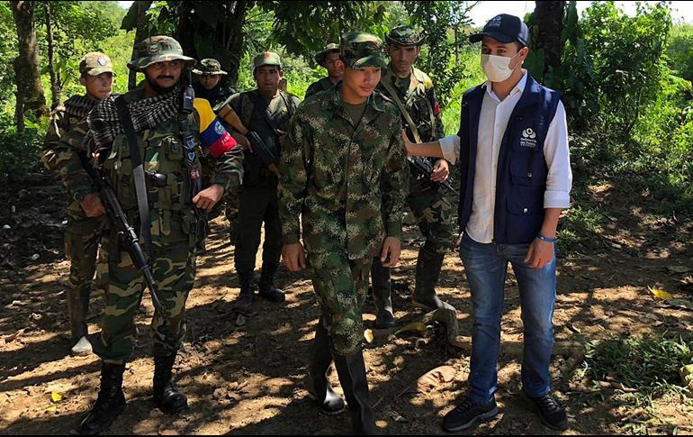 Brayan Suescún fue entregado a una comisión de la Defensoría del Pueblo  en  Catatumbo. EFE/Defensoría del Pueblo de Colombia