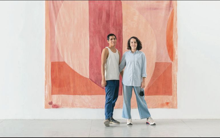 Artistas. Gabriel Rosas Alemán y María Fernanda Camarena posan delante de una de las piezas de “Celeste”. CORTESÍA