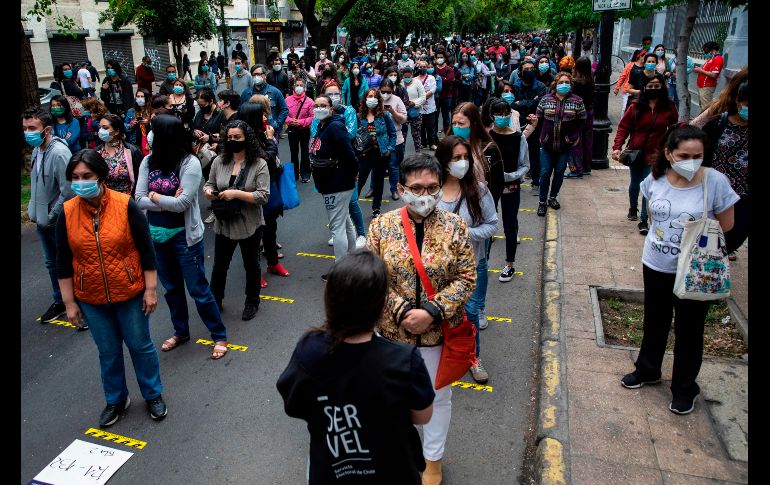Votantes hacen fila en Santiago. El ejercicio se celebra bajo estrictas medidas sanitarias y de distancia física, AFP/J. Torres
