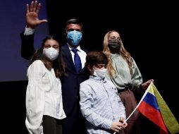 El opositor venezolano Leopoldo López (2-i) posa junto a su mujer, Lilian Tintori (i), y sus hijos Leopoldo (2-d) y Manuela (i) tras comparecer este martes ante los medios en Madrid. EFE/Mariscal