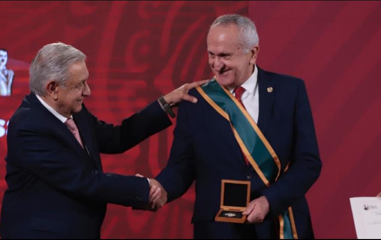 AMLO entregó hoy la condecoración Miguel Hidalgo a Jesús Seade, en Palacio Nacional en Ciudad de México. SUN/B. Fregoso