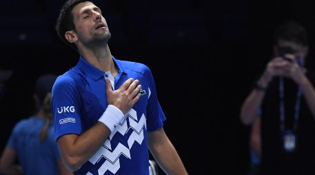 En un duelo a todo o nada, el número uno del mundo avanzó en el Masters de Londres, en el que busca su sexto título. EFE / A. Rain