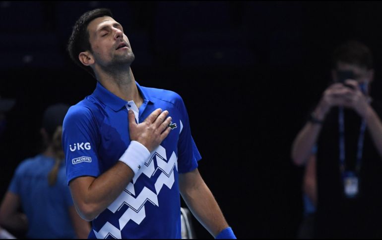 En un duelo a todo o nada, el número uno del mundo avanzó en el Masters de Londres, en el que busca su sexto título. EFE / A. Rain