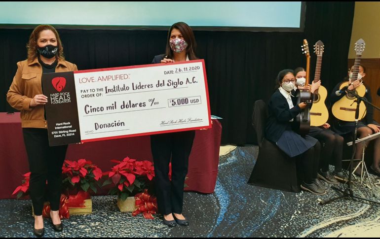 Entrega del cheque por cinco mil dólares a la Fundación Líderes del Siglo A.C. (LISI). EL INFORMADOR/N. Gutiérrez
