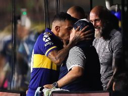 Carlos Tévez siempre demostró su cercanía y amor a Diego Armando Maradona. EFE / ARCHIVO