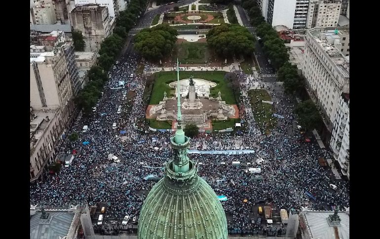 Los manifestantes se reunieron afuera del Congreso en Buenos Aires. AFP/I. Pisarenko