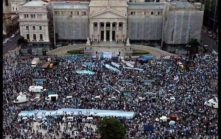 Los manifestantes se reunieron afuera del Congreso en Buenos Aires. AFP/I. Pisarenko