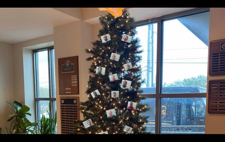 Un árbol de Navidad aparece decorado con fotos de detenidos. FACEBOOK/TEAM SHERIFF