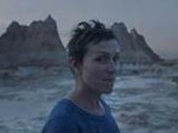 La película “Nomandland”, ganadora del León de Oro a Mejor Película en la edición 77 del Festival de Cine de Venecia 2020, reveló su nuevo adelanto bajo la dirección de Chloé Zhao y protagonizada por Frances McDormand. En el avance revela el colapso de una colonia industrial en una zona rural de Nevada donde “Fern” (McDormand) junta sus pertenencias en una ban y emprende un viaje de exploración por carreteras, fuera de la sociedad convencional y como una nómada de la era moderna.  De acuerdo con The Twenty-First Century, se trata de la tercera película de Chloé Zhao y presenta nómadas reales como Linda May, Swankie y Bob Wells como mentores y camaradas de “Fern” en su viaje de exploración a lo largo del vasto paisaje del oeste de EU.  “Nomandland” está basado en el libro de Jessica Bruder y tiene programado llegar a los cines mexicanos el 19 de marzo de 2021, sin embargo, debido a la pandemia por el coronavirus, la fecha podría modificarse. AC