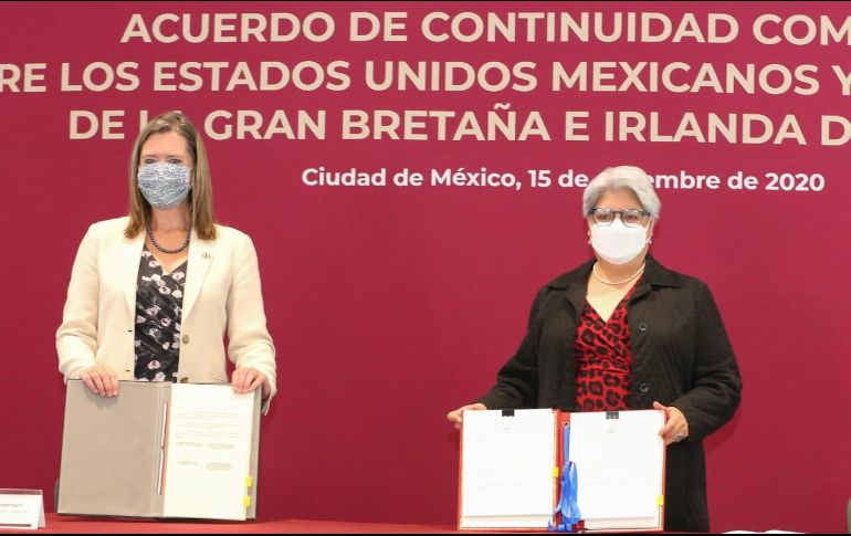 Graciela Márquez, secretaria de Economía, posa junto con la embajadora Corin Robertson tras la firma del acuerdo. TWITTER/@SE_mx