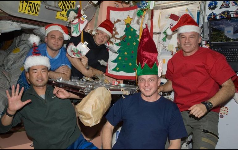 Cinco miembros de la tripulación de la Expedición 22 de Soichi Noguchi, izquierda, Maksim V. Surayev , Oleg V. Kotov, Timothy J. Creamer y Jeffrey N. Williams alrededor de la mesa de la cena de Navidad en 2009. ESPECIAL/ www.nasa.gov