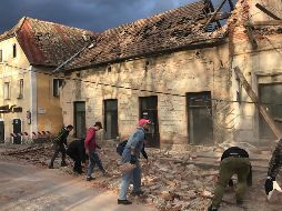 Alertaron que todas las casas de Petrinja, en el centro de Croacia, fueron dañadas por el fuerte movimiento telúrico. AP / S. Kavic