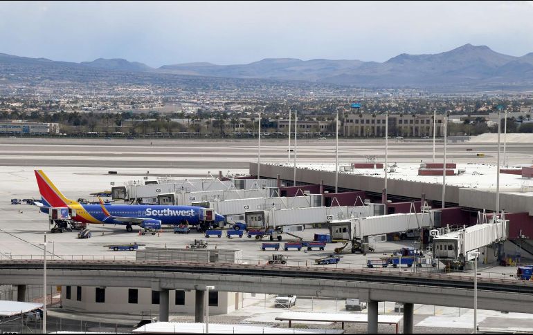 La pandemia ha forzado a las compañías a reducir su tamaño, eliminando rutas y teniendo que dejar en tierra a cientos de aviones. AFP/Archivo