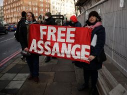 Manifestación por la liberación de Assange afuera de la Corte de Magistrados de Westminster. El periodista permanecerá en prisión hasta que se resuelva la apelación que para su extradición presentará EU. AP/M. Dunham