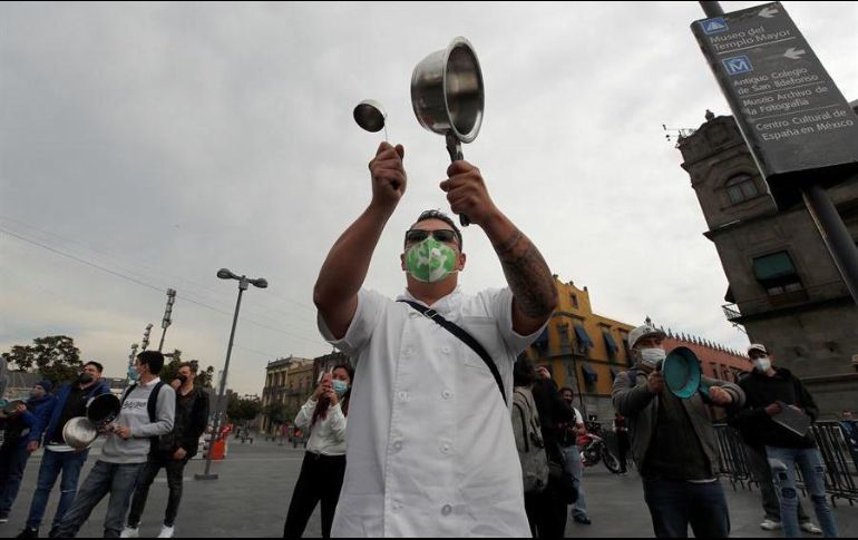 Dueños y empleados de restaurantes participan en una manifestación para exigir su reapertura. EFE/J. Méndez