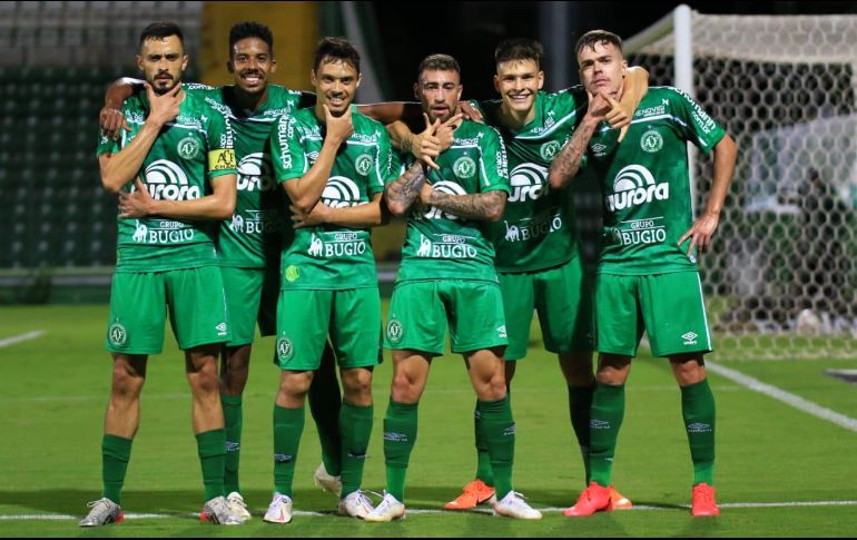 El COVID-19 acabó con la vida de su presidente a finales de diciembre y profundizó su crisis económica, hasta el punto de tener que lanzar una recaudación virtual para pagar los sueldos. TWITTER / @ChapecoenseReal