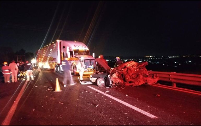 El accidente ocurrió en la Autopista Guadalajara - Zapotlanejo a la altura del Cortijo Los Fernández. Facebook / Protección civil y bomberos Tonala oficial