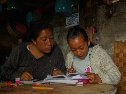 La madre de Yazmin está desesperada porque su única hija no pierda el ciclo escolar, por lo que ha pedido ayuda a asociaciones civiles. EFE/ C. López