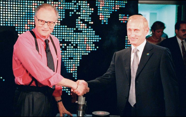 Larry King. El periodista entrevistó a grandes personalidades como presidentes o estrellas de cine; en la imagen aparece con Vladímir Putin, Presidente de Rusia. AFP