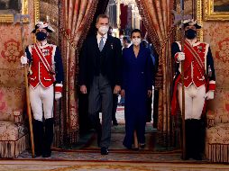 Acompañado de la reina Letizia, Felipe VI presidió la tradicional recepción al cuerpo diplomático acreditado en España en el Palacio Real, marcada por la pandemia, que llevó a reducir a la mitad el número de invitados. EFE / C. Moya