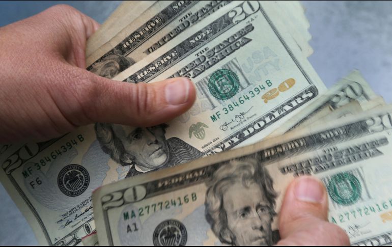 El peso reportó una apreciación frente al dólar de 0.4% con relación al viernes. AP/ARCHIVO