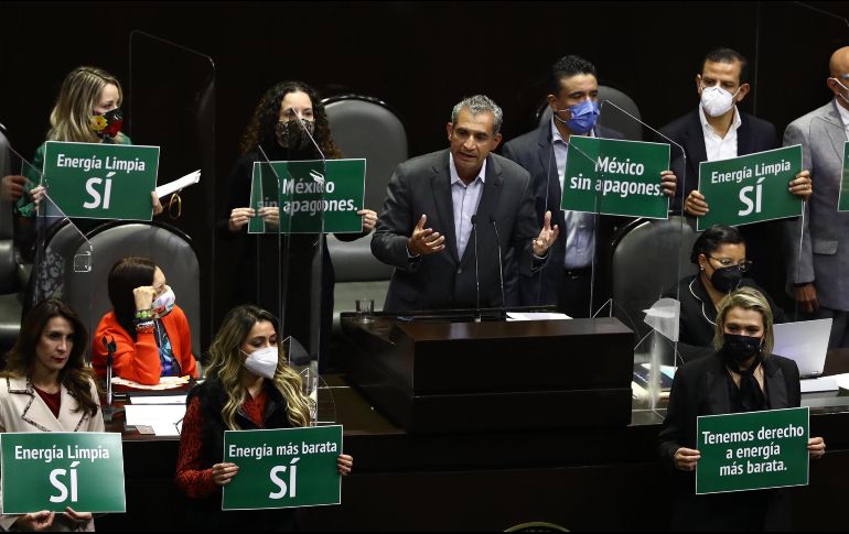 Diputados de las diferentes bancadas mostraron letreros sobre la reforma eléctrica. En la imagen, la intervención de César Ochoa, del PRI, partido que votó en contra. SUN/D. Simón