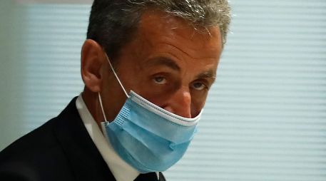 Nicolás Sarkozy a su salida del tribunal en París, Francia, donde se le impuso una pena de tres años de prisión. AP/M. Euler