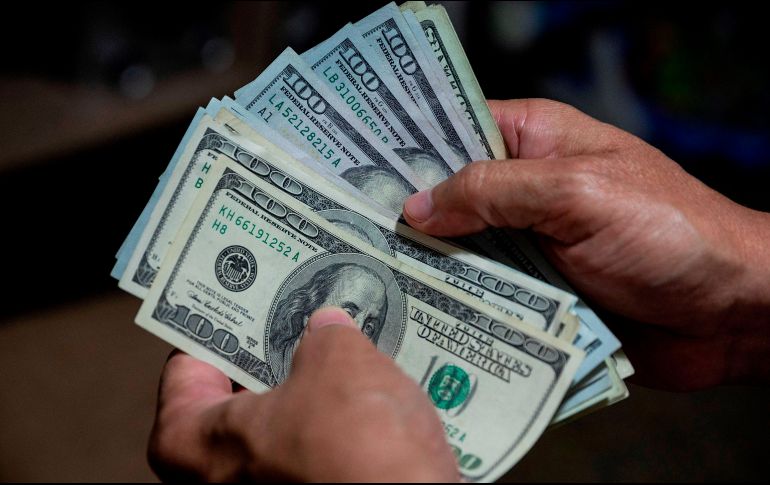 En operaciones al menudeo, CitiBanamex vende el dólar en 21.56 pesos, 17 centavos más caro que ayer. EFE/ ARCHIVO