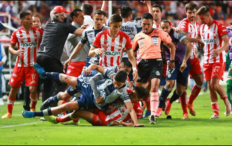 El empate entre el Necaxa y el Pachuca sirve de muy poco a ambos, y la frustración de sus jugadores quedó plasmada con la bronca que obligó al árbitro Fernando Guerrero a dar el silbatazo final. IMAGO7