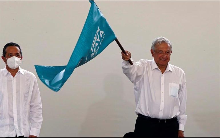 El presidente de México, Andrés Manuel López Obrador (d) y el gobernador de Quintana Roo, Carlos Joaquín González (i), dan el banderazo de inicio de la obra del tramo 5 del Tren Maya. EFE/A. Cupul