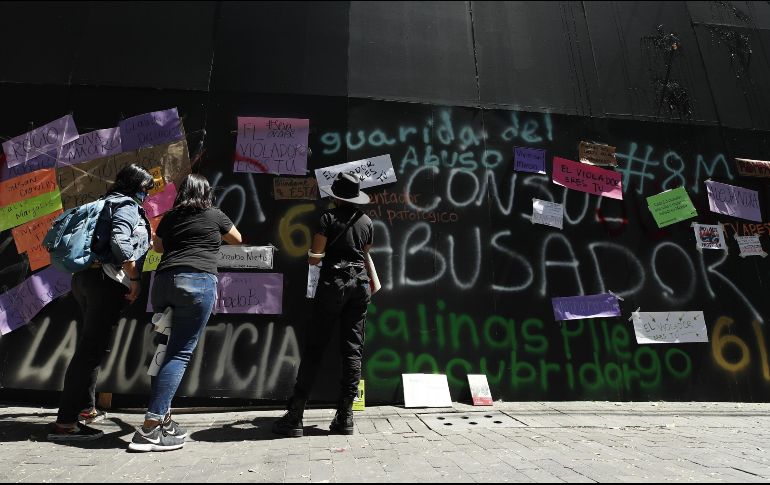 Grupos de mujeres pintaron las maderas afuera de la casa de Andrés Roemer con consignas feministas y dejaron varios mensajes. EFE/ARCHIVO