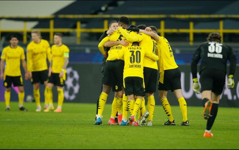 Jugadores del Borussia festejan el pase de su equipo. AFP / L. Kuegeler