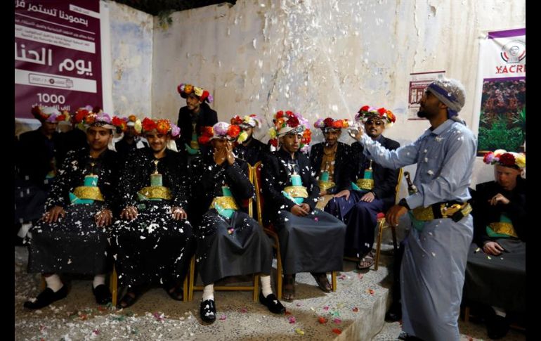 Las bodas exclusivas para invidentes se llevan celebrando cada año en Saná desde 2017, con alrededor de medio centenar de novios para reducir de esta forma los costes del evento. EFE/Y. Arhab