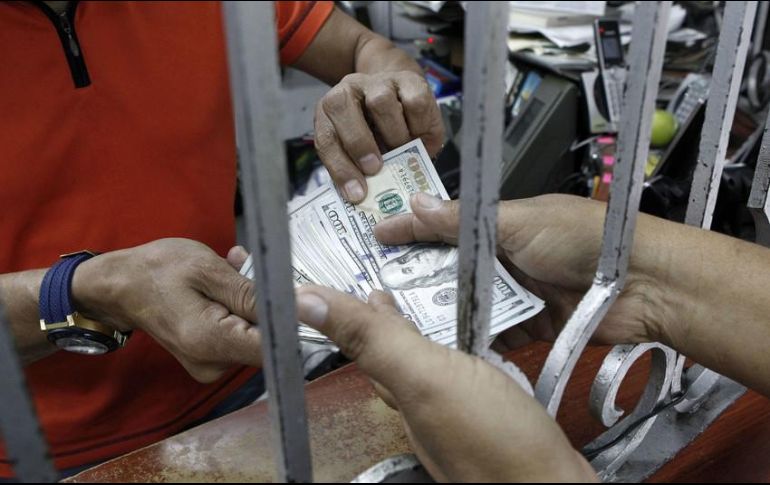 Al menudeo, el dólar cotiza en menos de 21 pesos por primera vez desde el 24 de febrero. EL INFORMADOR/ARCHIVO